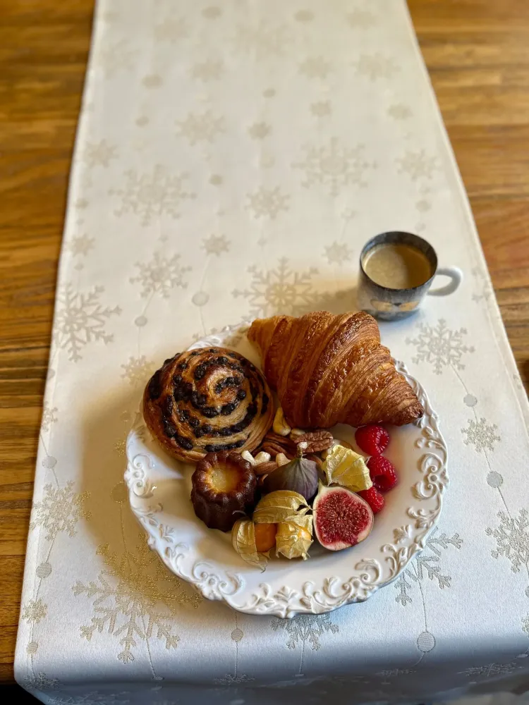 Stain-Resistant Polyester Table Runner - Golden Snowfall 140