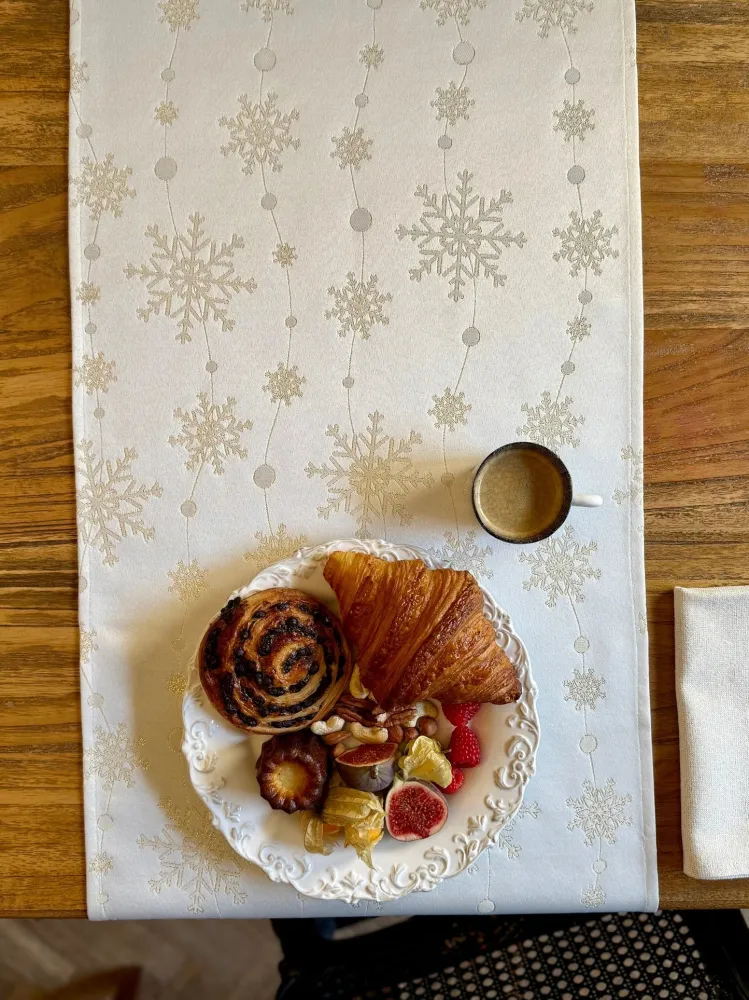 Stain-Resistant Polyester Table Runner - Golden Snowfall 140