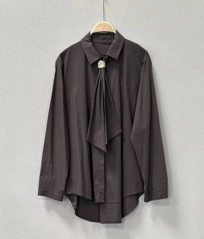 Blus med knyt & detalj i guld - Espresso