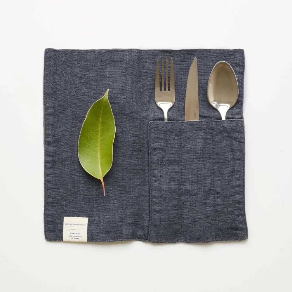 Bestickservetter i naturlinne (2 st), Dark Grey | Linen Tales