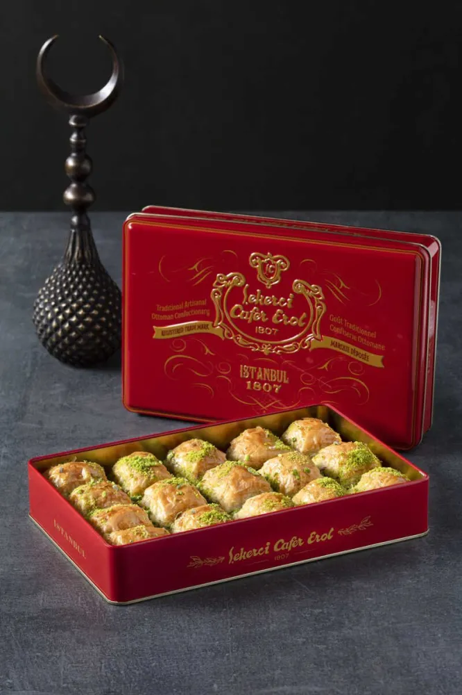 Cafer Erol Dry Baklava med pistasch, Red Tin Box - 31.74oz