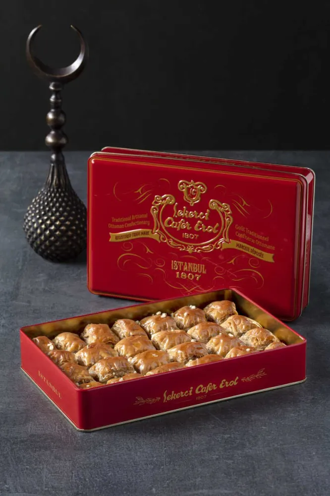 Cafer Erol Home Baklava med valnöt, Red Tin Box - 35.27oz