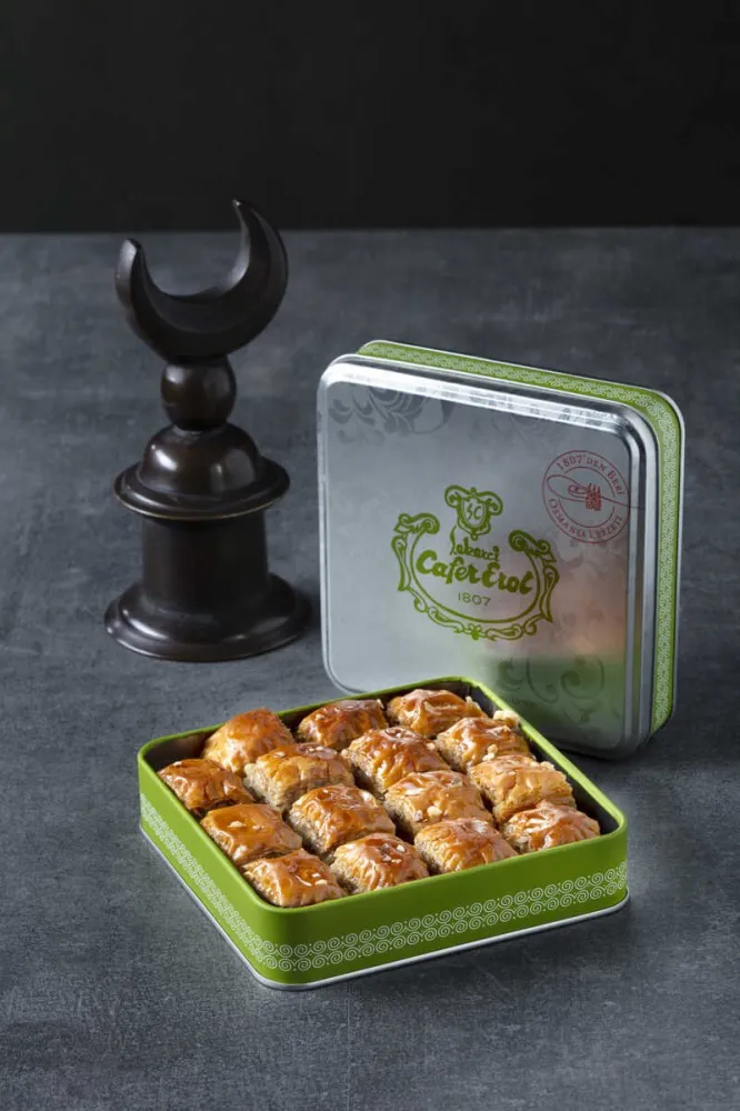 Cafer Erol Home Baklava med valnöt, Green Tin Box - 22.92oz